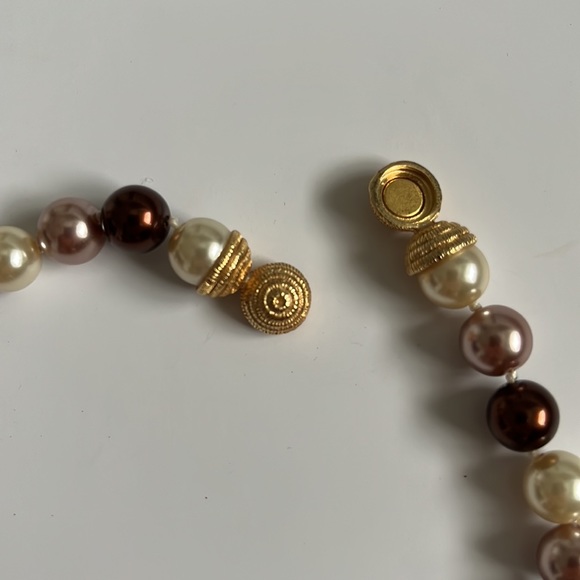 Forever Silver Pearl Necklace by Erwin Pearl with magnetic closure - Picture 3 of 4